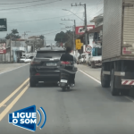 [VÍDEO] Piloto de scooter comete show de infrações em rua de Penha