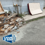 [VÍDEO] Vergonha: moradores jogam entulho pelas calçadas em rua da área central de Penha