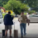 [VÍDEO] Motoristas legalizados reclamam de motoristas clandestinos que atuam no aeroporto de Navegantes