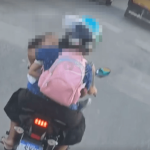 [VÍDEO] Penha: criança é vista sendo transportada no colo de passageira de moto