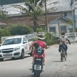 [VÍDEO] Sem qualquer equipamento de segurança e proteção, criança é flagrada na garupa de scooter em rua de Penha