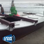 [VÍDEO] Embarcação à deriva vai parar na faixa de areia em Barra Velha