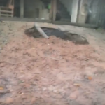 [VÍDEO] Fossa aberta na calçada na calçada leva pânico a vizinhos em rua de Penha