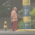 [VÍDEO] Homem com “vestimentas extravagantes” é flagrado urinando em via pública em Balneário Piçarras