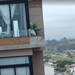 [VÍDEO] Impressionante: homem é flagrado trabalhando por fora de apartamento no alto de prédio em Balneário Piçarras