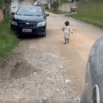 [VÍDEO] Menina é encontrada sozinha no meio da rua em Penha e corre atrás de carros; Polícia Militar é acionada