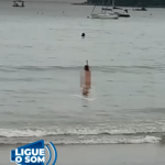 [VÍDEO] Mulher é flagrada tomando banho nua em praia de Penha