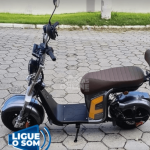 [VÍDEO] Pai e filho têm scooter roubada à mão armada; bandido dá coronhada na cabeça de vítima