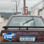 [VÍDEO] Pessoas em situação de rua dormem dentro de carro abandonado no Centro de Penha; vizinhos pedem solução