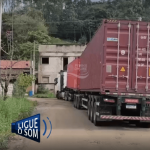 [VÍDEO] Trânsito de caminhões continua livre em rua de Penha mesmo após acidente que derrubou muro; morador pede ação da Prefeitura de Penha
