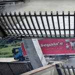 [VÍDEO] Velocidade de caminhões, buracos, poeira e lama: moradores pedem melhorias em rua de Penha